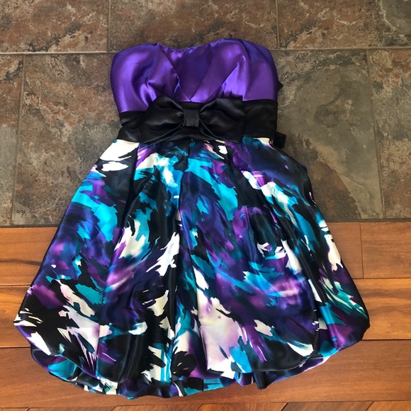 Dress - Picture 1 of 3